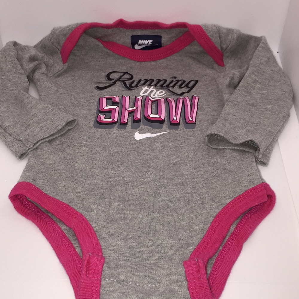 Nike Running The Show Infant Baby Girls Bodysuit Onesie Size 6-9 Months